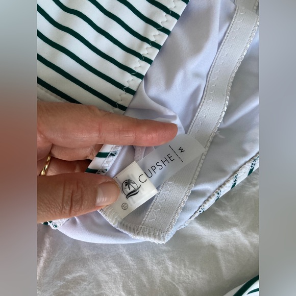 New Cupshe Striped and Floral One Piece Swimsuit Size Medium - Picture 12 of 13